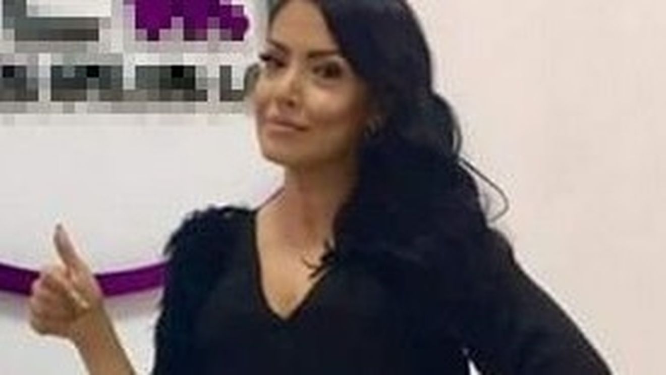 Andreea Mantea a trecut la ”defrişat”! Bruneta a intrat în toiul pregătirilor pentru petrecerea de Crăciun