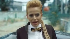 Anda Adam conduce un Ferrari si calareste un taur in cel mai nou videoclip: "Poate fata" VIDEO