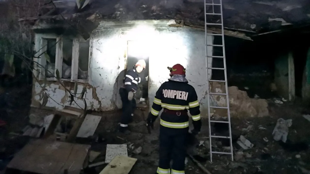 Incendiu puternic în Panciu. Pompierii s-au luptat 2 ore cu flăcările