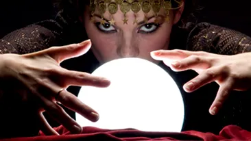 Doua studente din Suceava au fost fraierite de ghicitoare! Le-au smuls cate un fir de par din cap, le-au suflat in palma, le-au luat banii si au disparut!