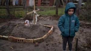 Marina a murit sub privirile copiilor săi, după ce rușii au bombardat Bucha. Imaginile cu Vlad, băiețelul ei, care aduce conserve cu mâncare la mormântul mamei sale au făcut înconjurul lumii