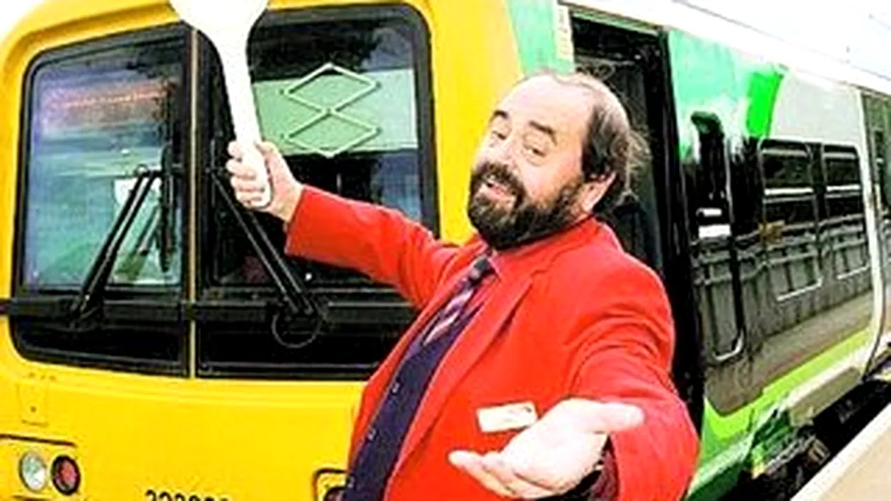 Un functionar de la o statie de cale ferata din Anglia il imita perfect pe Pavarotti. Tenorul din gara