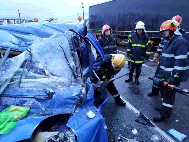 În accidentul de la Lețcani au murit trei oameni, iar 10 au fost răniți