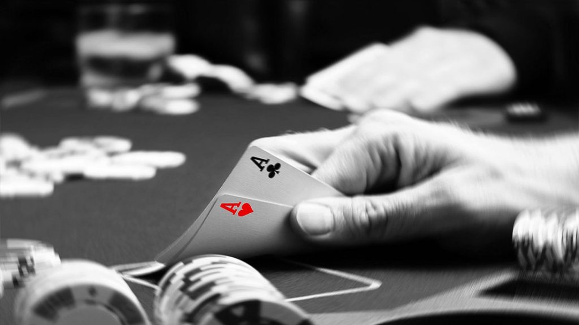 Un tânăr de 29 de ani juca poker pe dezbrăcate cu prietenul său cel mai bun şi soţia lui. Femeia a început să facă asta: "Acum nu ne mai putem opri! E bestial"