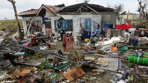 Locuitorii din zonele afectate de taifun în Filipine jefuiesc morţii pentru a supravieţui: "Oamenii sunt murdari şi înfometaţi"