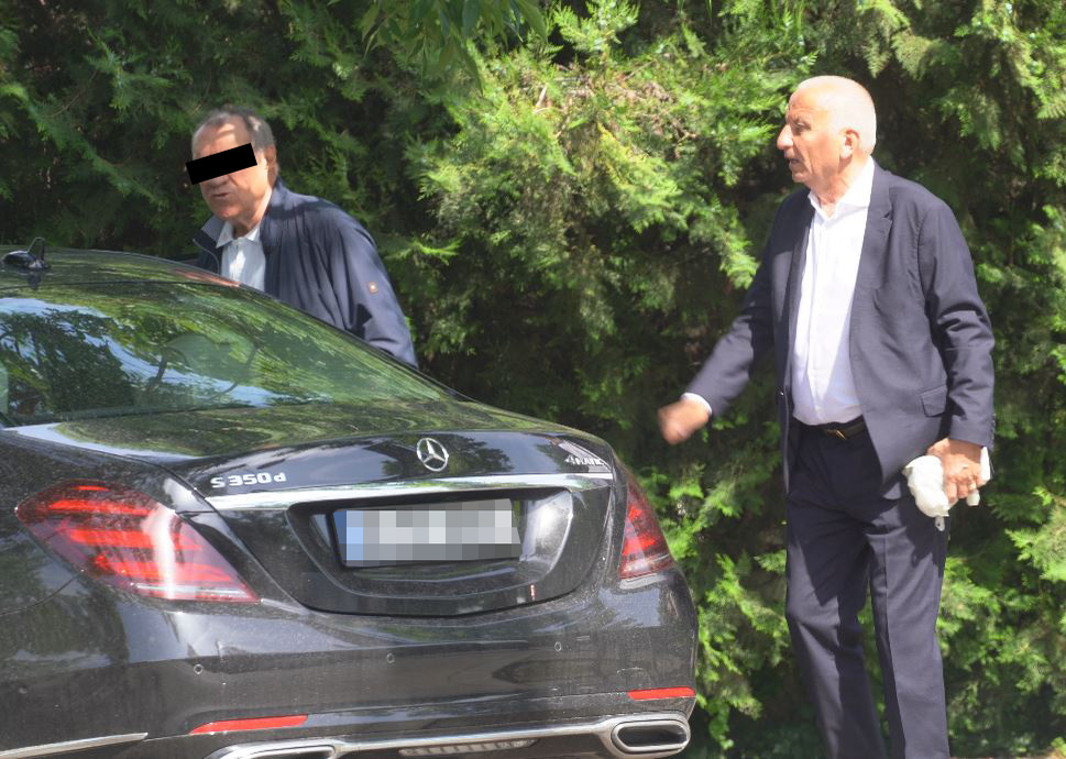 Costel Bucur a încasat un "pachet" în parcare de la, posibil, un partener de afaceri