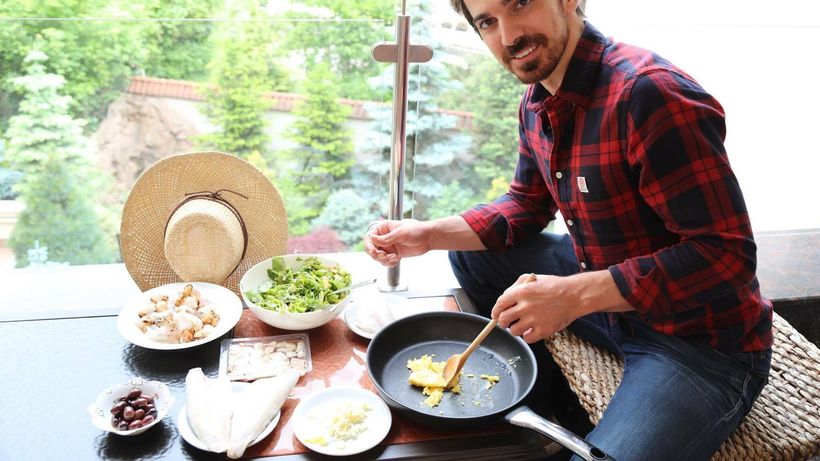 Tuncay spune că n-are nici o iubită după divorţul de Andreea Marin dar realitatea pare să fie alta. Ce s-a văzut în spatele lui!