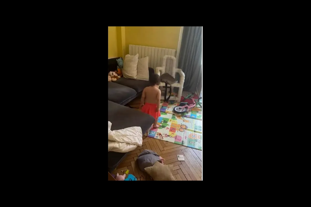 Cum arată apartamentul în care locuiește Cristina Cioran cu cei doi copii. În living are o zonă de joacă special amenajată pentru Ema și Max