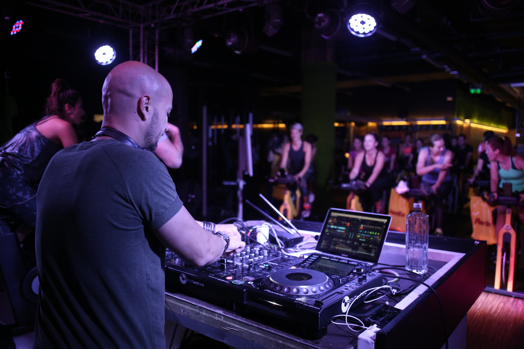 DJ Sasha Lopez a fost ”forță” la butoane în cel mai dotat centru de fitness din București, ”The Movement”
