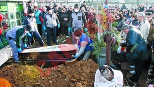 L-au ingropat cu mastile pe fata