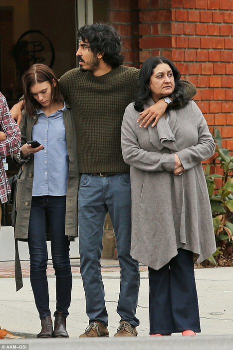 Dev Patel, Tilda Cobham-Hervey şi mama actorului
sursa foto: AKM-GSI