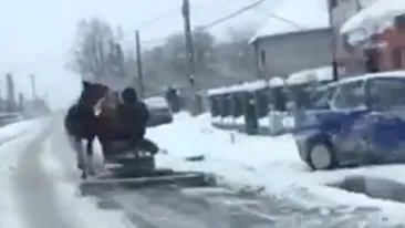 VIDEO INCREDIBIL. Deszăpezire cu calul și plugul, pe drumurile din Băile Olănești
