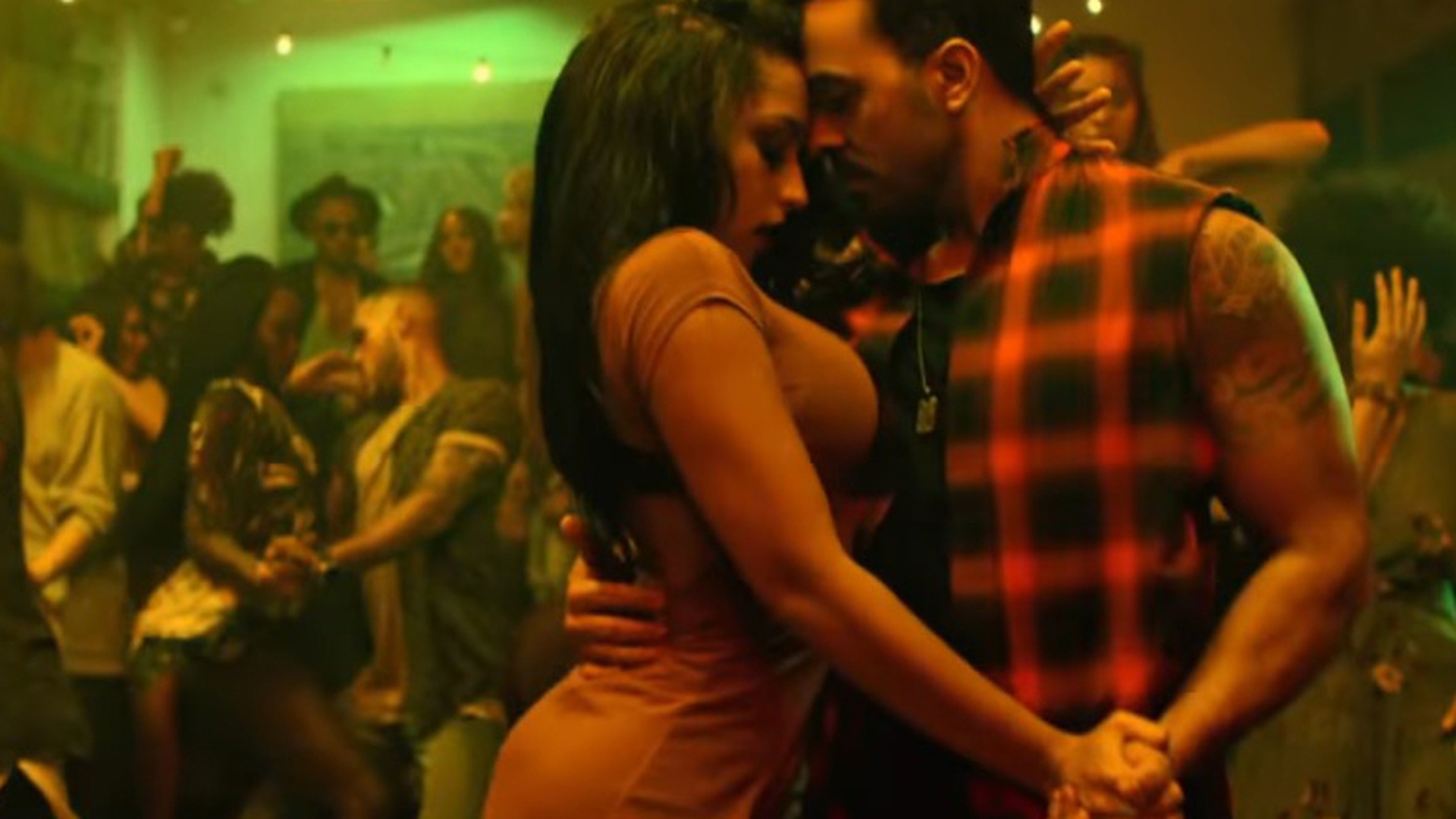 A cucerit toata lumea cu melodia "Despacito", dar puţini ştiu cum arată soţia lui Luis Fonsi! E o blondă superbă cu forme apetisante 