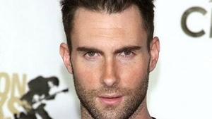 Adam Levine, solistul trupei Maroon 5, s-a logodit cu modelul Victoria's Secret Behati Prinsloo