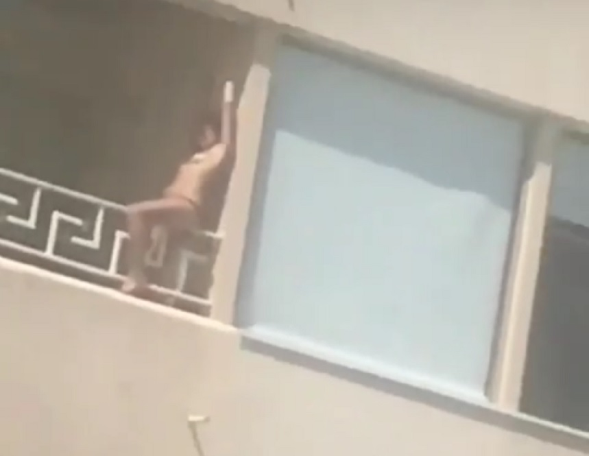 O tânără nonconformistă a dansat goală în balconul unui hotel din Mamaia