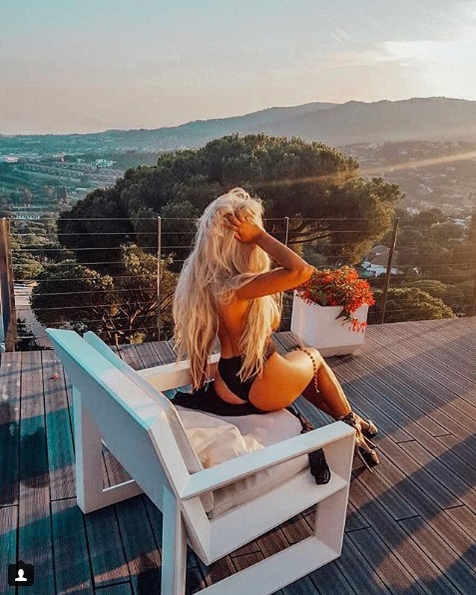 Fosta iubită a lui Costi Ioniță, pictorial incendiar la piscină. Andrea a renunțat la sutien și bărbații au înnebunit când i-au văzut silicoanele în toată splendoarea