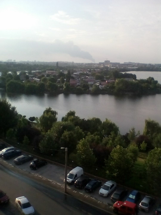 Incendiu devastator lângă Bucureşti. Şapte maşini de pompieri au fost trimise la faţa locului