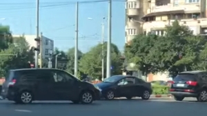 Șofer filmat când merge cu mașina în sens invers, într-un giratoriu din centrul Ploieștiului