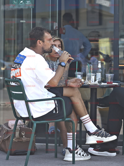 Tamaș bea un suc la terasă la Starbucks