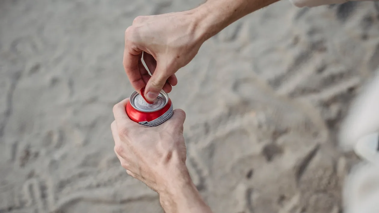 Pariul care i-ar fi putut aduce moartea! Ce s-a întâmplat cu un bărbat de 36 de ani care a băut 12 doze de energizant în 10 minute