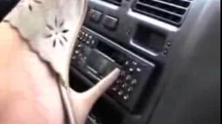 VEZI AICI Ce face o femeie care se plictiseste asteptand in masina