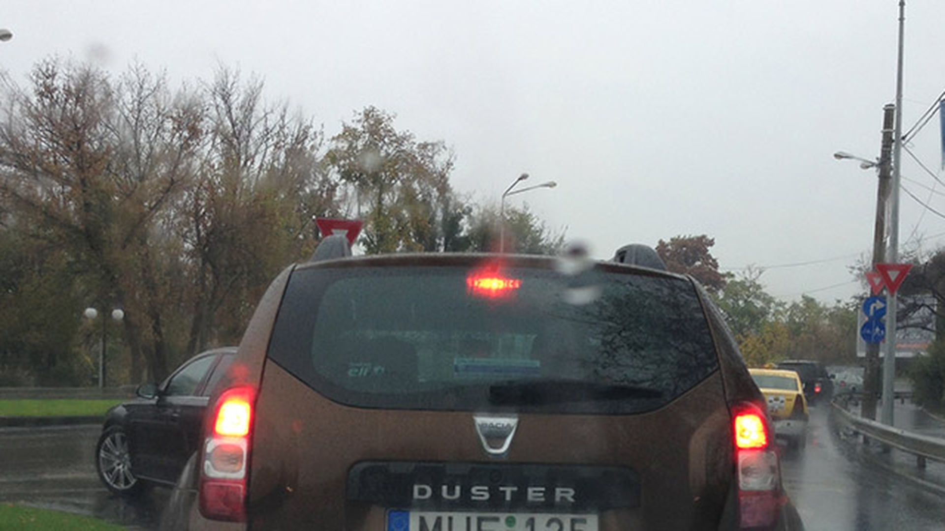 Masina acestui ungur a intors toate capetele pe strazile din Bucuresti. Vezi ce numar de INMATRICULARE are
