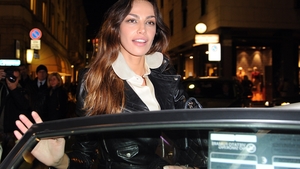 Mădălina Ghenea a ieşit în public nemachiată! Uite ce bine arată iubita actorului Gerard Butler!