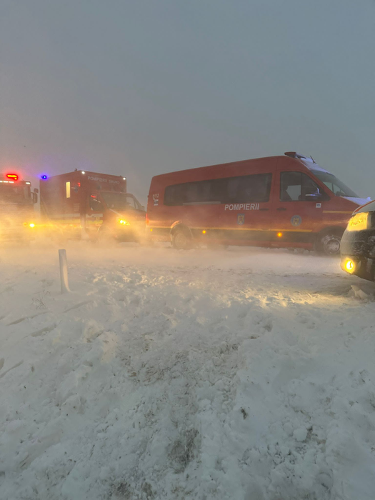 Cod roşu în România! Românii, sfătuiţi să stea în case! Drumuri închise şi fenomene meteo extreme. Încă 6 județe sunt vizate de vreme rea