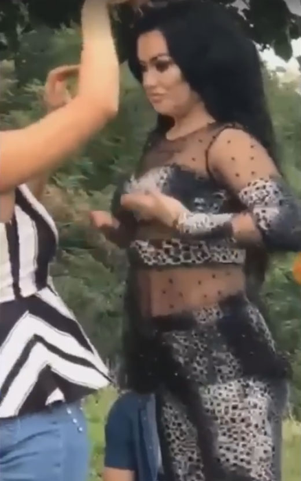 Carmen de la Sălciua își aranjează și își pipăie sânii