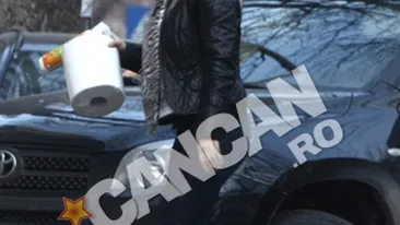 Dansatoarea exotica face economie de personal! Jasmine isi aprovizioneaza singura coaforul pentru catei