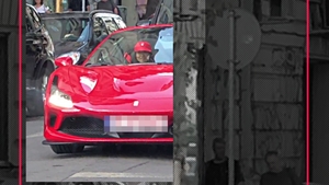 A scos Ferrari-ul la promenadă! Primele imagini cu Inna la volanul bolidului de sute de mii € primit cadou