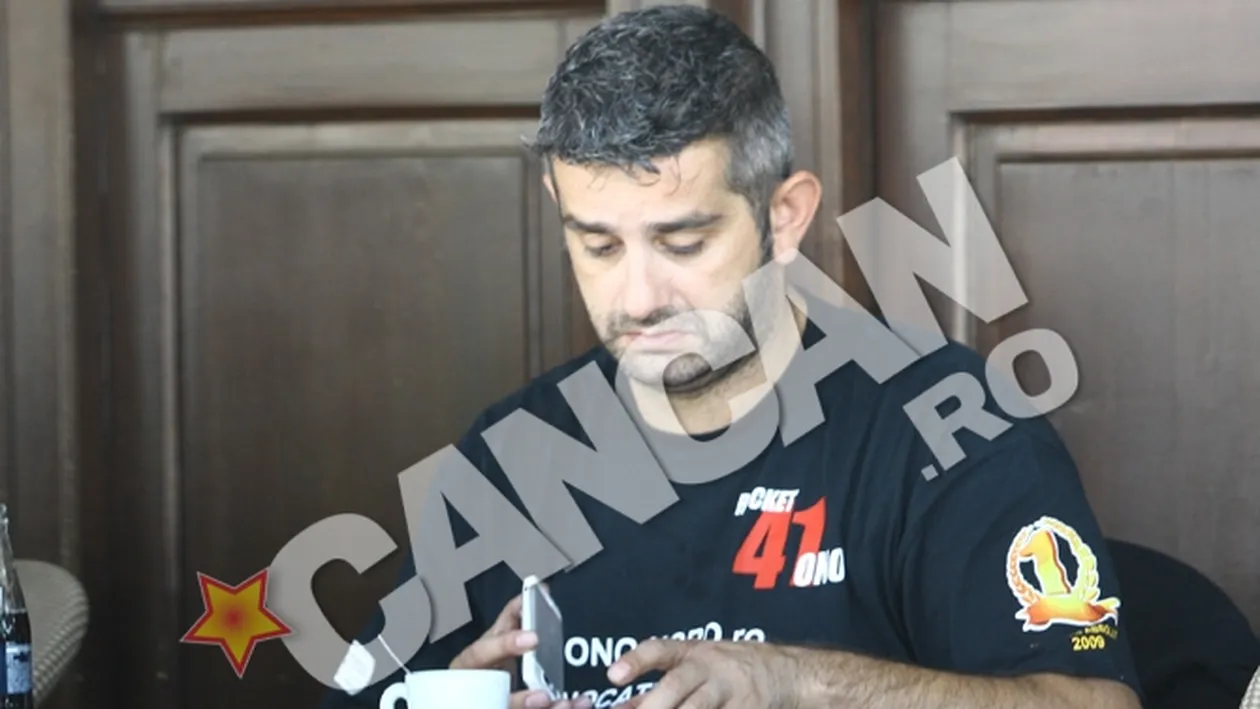 Nu se plictiseste niciodata! Daniel Onoriu a dat o reprezentatie de zile mari pe o terasa! A vorbit singur, afectat serios de o noapte mult prea lunga!
