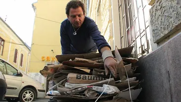 Il mai tii minte pe Neculai Barbunca din Cluj? Barbatul care aduna cartoane si le vinde pentru a castiga un ban sa traiasca
