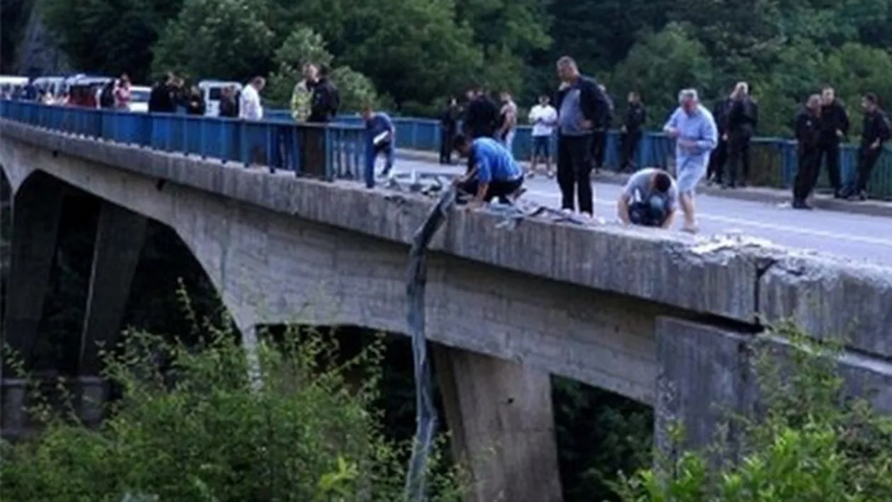 Ce spune directorul agenţiei de turism care a organizat circuitul: În autocarul prăbuşit erau 47 de români, între care un minor