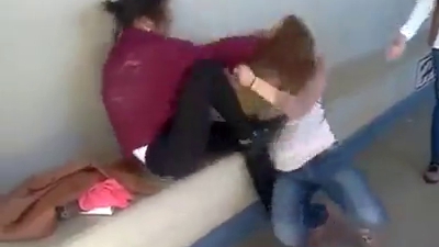Asa ceva nu ai vazut nici in filmele cu Chuck Norris! Vezi in ce hal s-au batut doua pustoaice, in public!