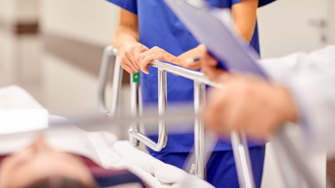 România Evului Mediu! O fetiță de 3 ani din Sălaj a murit și sora ei a ajuns la spital, după ce mama lor le-a spălat pe cap cu soluție de oi