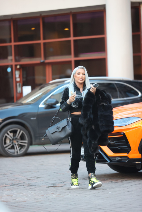Loredana Chivu și-a dat jos blana, să poată "prelua" mai ușor coletele (Foto: CANCAN.RO)