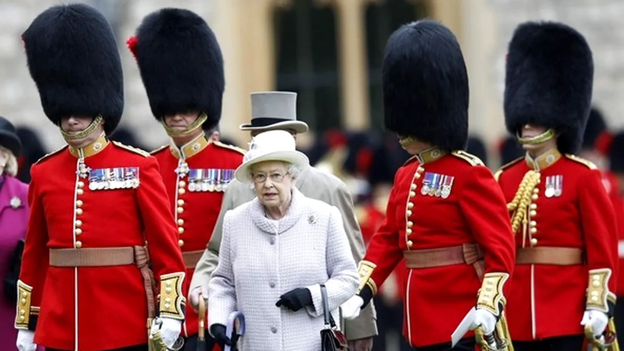 Regina Angliei, la un pas să fie împuşcată de către unul dintre militarii de la Palatul Buckingham 