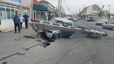Aflat în stare de ebrietate, un șofer a intrat cu maşina în stâlpul de curent. VIDEO