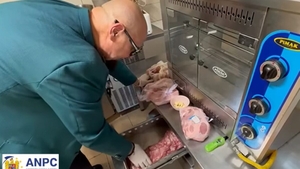 Piedone a rămas fără cuvinte. Unde și-au lăsat ciorapii murdari angajații unui restaurant bucureștean. Șeful ANPC a închis imediat localul