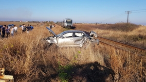 Accident feroviar la Piatra-Olt. Maşina în care se aflau doi tineri a fost lovită de tren