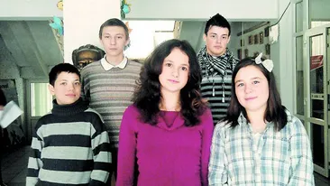 Cinci elevi din Iasi au devenit eroi. Au gasit 6.000 de euro si i-au inapoiat proprietarului