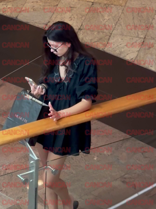 Telefonul a fost principala atracție pentru Cleopatra Stratan, pe tot parcursul promenadei la mall (Foto: CANCAN.RO)