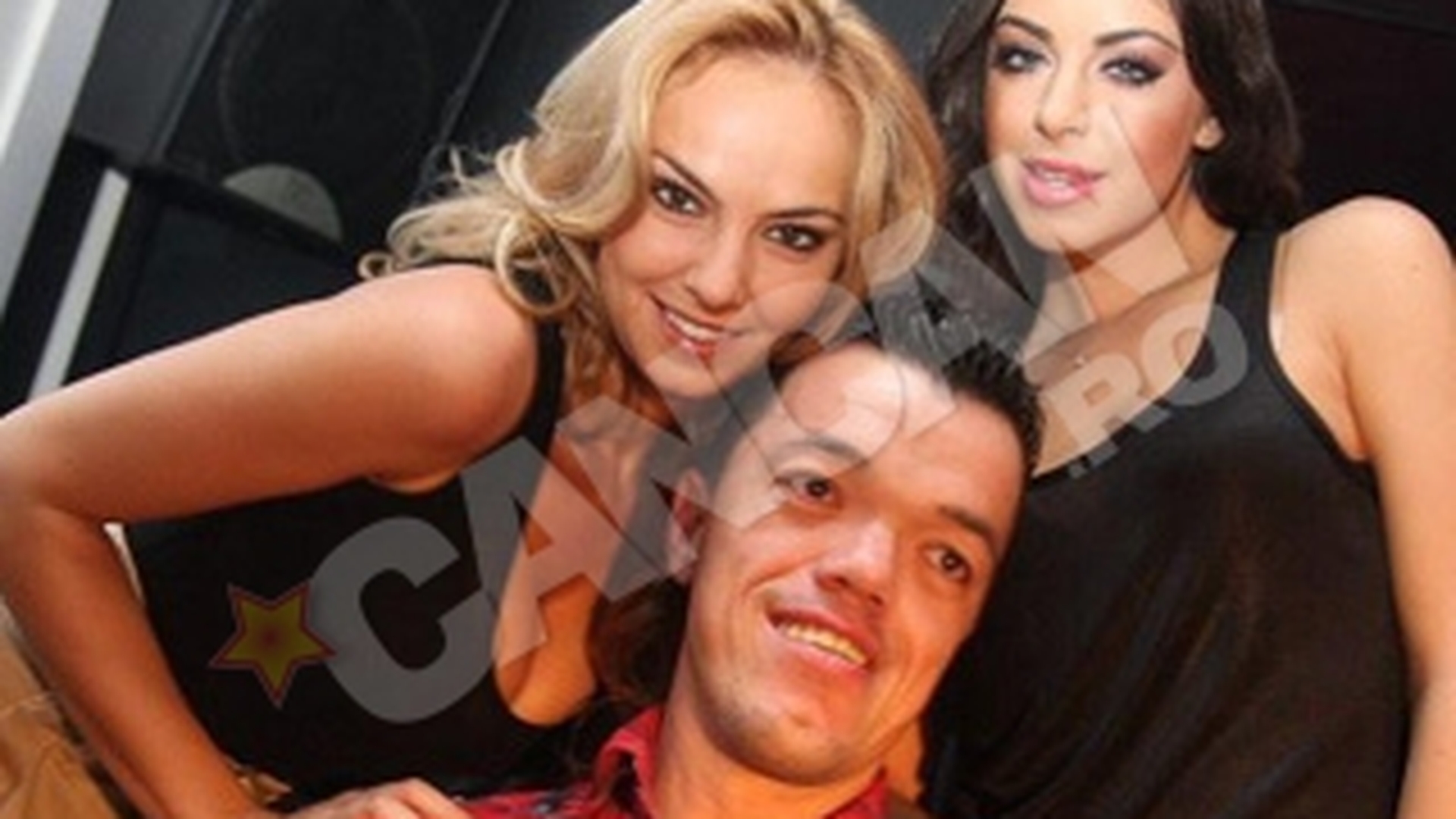 Iulian Barbu isi compenseaza inaltimea cu alte "calitati"! Uite ce succes nebun are Piticu-porno la femei!