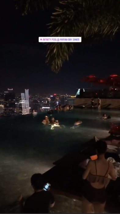 Bianca Drăgușanu, poză HOT în celebra piscină din Singapore. În ce poziție au fost surprinși blonda și iubitul ei