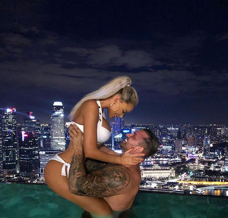 Bianca Drăgușanu & iubi au alergat dezbrăcați prin hotel!