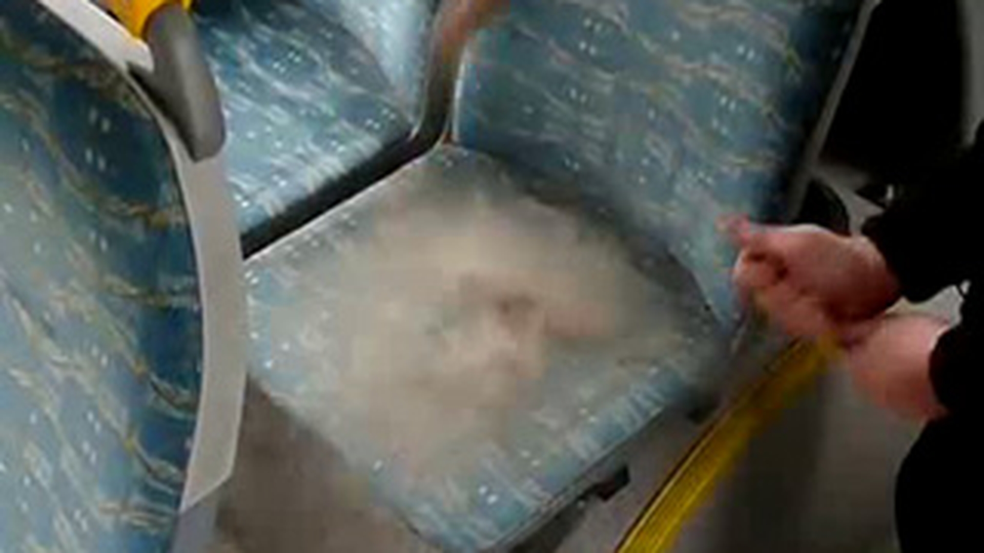 Video incredibil! Uite cat de jegoase sunt autobuzele din Bucuresti - Dupa ce vezi asta nu o sa te mai bati pe scaune cu pensionarele