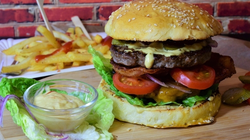 A crezut că e o glumă! Câți lei a plătit un clujean pentru un burger, la un restaurant din Suceava