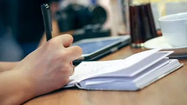 Aceeași sau aceiași, care este forma corectă? Când și cum le folosim