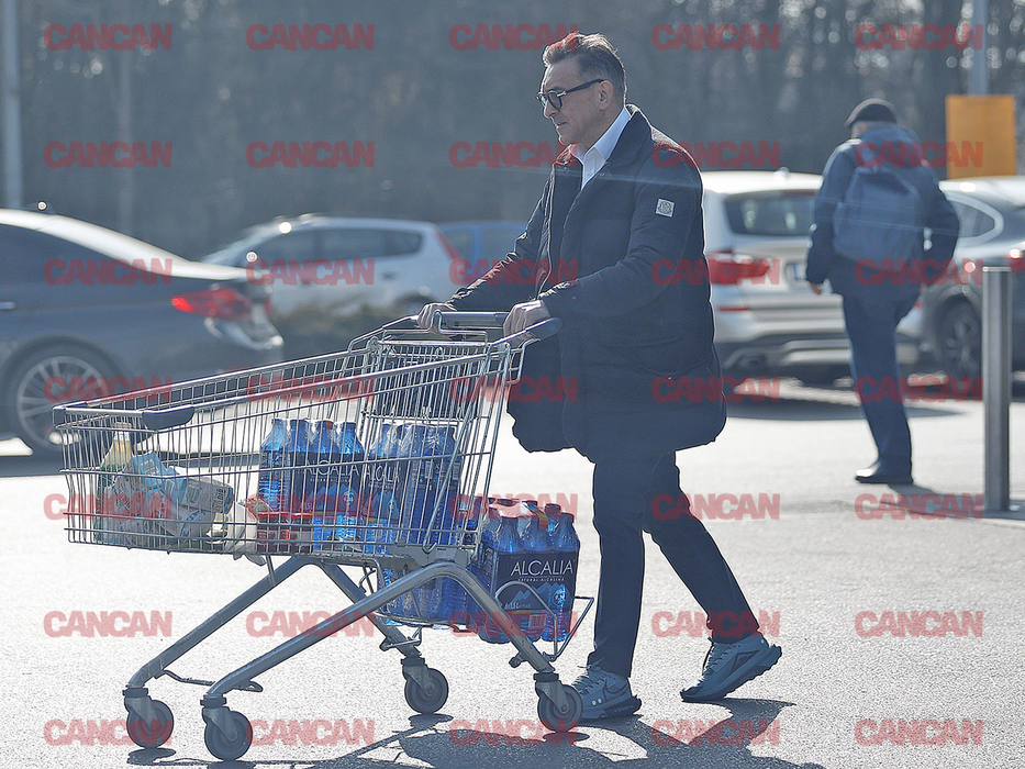 Fostul fotbalist, elegant la supermarket / (Sursa: CANCAN.RO)